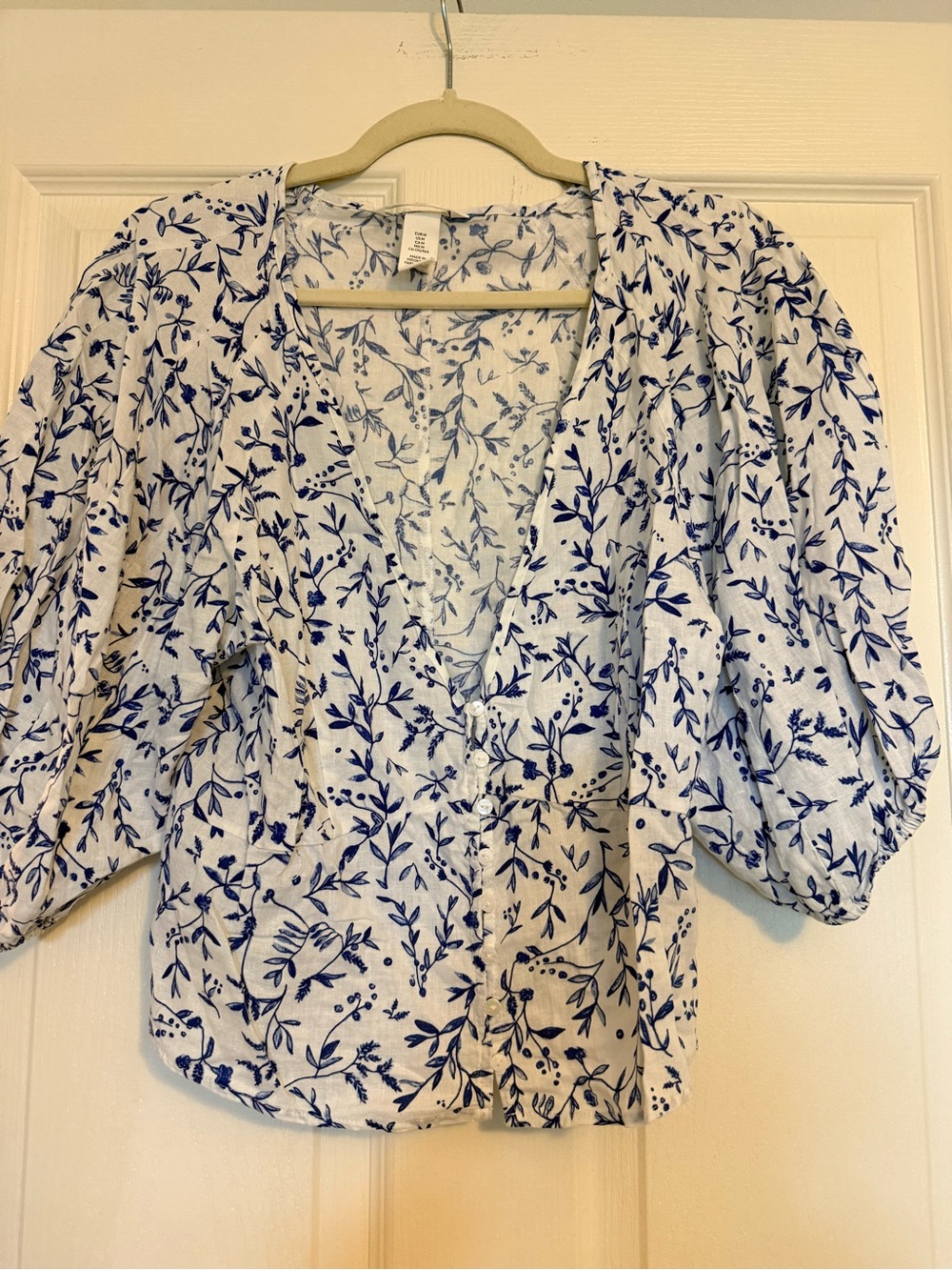 White and Navy Floral V-Neck Puff Sleeve Top